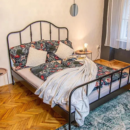 Mops Bob Budapešť